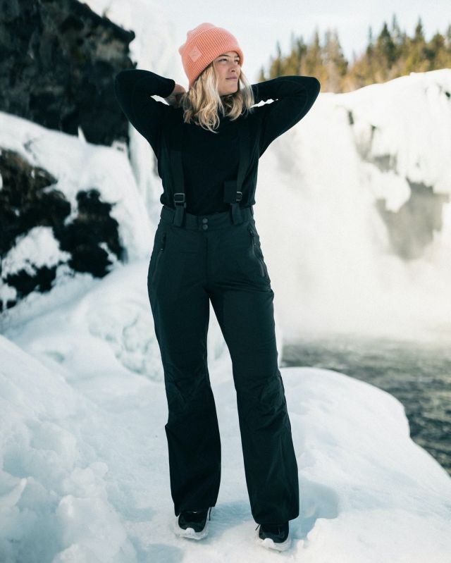 Dagens outfit = skidkläder! 🎿 Har du hunnit åka skidor denna säsong? 

🔎 Tessa Pants
📷 @gustafkumlin 

#tuxersweden #tuxer #vattenfall #waterfall #jämtland #sweden #nature #åre #are #älskaåre #sverigesstörstavattenfall #tännforsen #tannforsen #naturelovers #mittjämtland #visitsweden #bestofscandinavia #igscandinavia