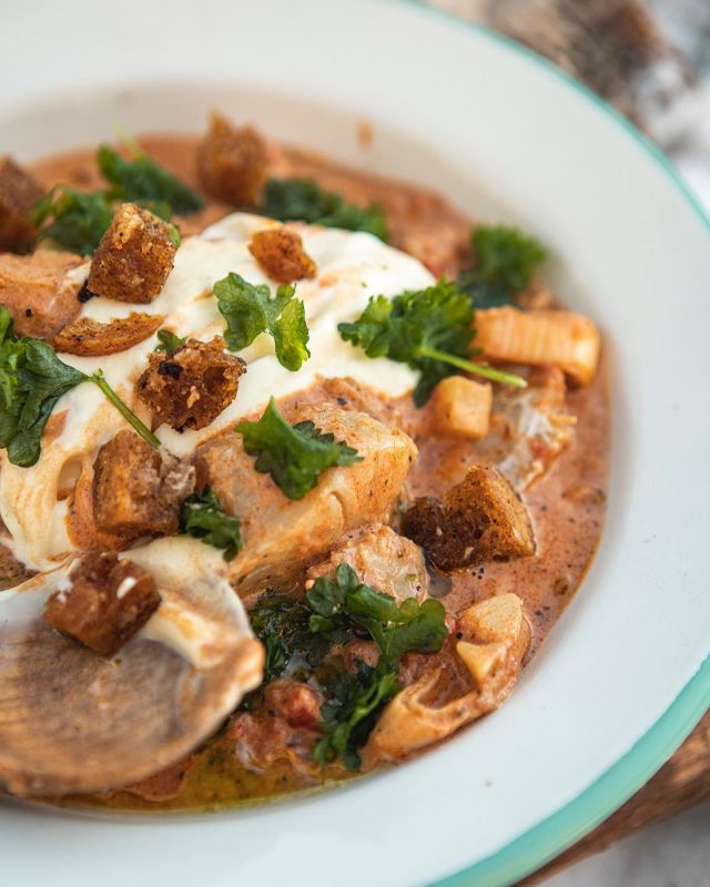 RECEPT - Fiskgryta med sting – förbered hemma, avslutad över öppen eld! 🔥 
 
Du behöver för 2 personer
1 pkt krossade tomater – med örter
2 dl vispgrädde 
Ca 150g torskrygg
3 potatisar
Ca 100g fänkål
0,5 spetspaprika 
0,5 gul lök
En bit (ca 5 cm) purjolök
1 tsk gurkmeja
1 tsk chipotlepulver 
1 tsk paprikapulver 
1 tsk vitlökspeppar
1,5 tsk salt
2 tsk sambaloelek 
Olja att steka i.
 
Gör så här hemma.
1. Koka färdigt potatisen och kyl ner den.
2. Skär ner potatisen, fänkålen, paprikan och löken i något mindre ”grytbitar” och packa ner i en 
byta tillsammans med alla kryddor och sambaloeleken.
3. Skär ner torskryggen i mindre bitar.
 
Ta dig ut till den fina platsen.
1. Stek på alla grönsakerna + kryddorna i rikligt med olja.
2. När löken mjuknat häller du på dom krossade tomaterna och vispgrädden.
3. Låt koka under omrörning tills grytan blivit krämig.
4. Ställ av grytan från elden, lägg i fisken och vänta i någon minut och grytan är färdig!
 
Servera med goda krutonger, en klick dijonäs och färska örter!

🔎 Samuel jacket & Neo trousers
📷 @pontus.karen