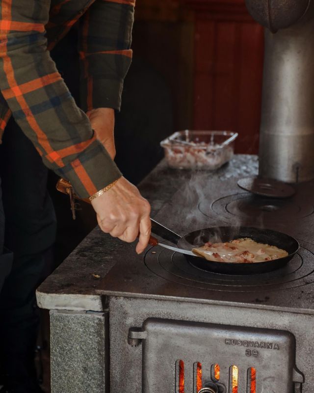 Har du lagat kolbulle någon gång? 🍽️🤩 

Om du önskar recept får du fråga @wenkewagenius eller @emmawagenius! Även Google är ett bra ställe för recept ☺️😋 

🔎 Daniella shirt & Ohio cap 
📷 @emmawagenius