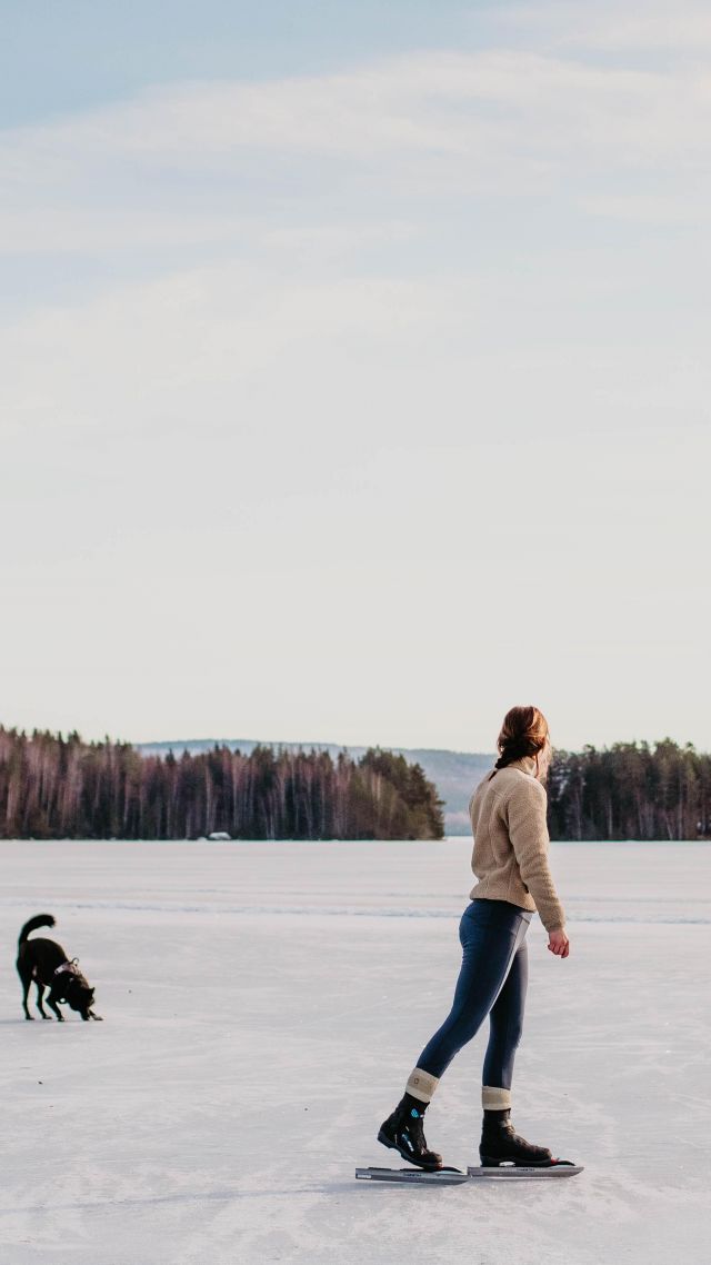 Fler än vi som blir avundsjuka på @sofiawigen skridskotur med Melly? 👋🏻 

🔎 Frost Winter tights & Charlotte jacket 
📷 @sofiawigen
