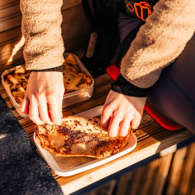 LÅT OSS RÖSTA! 🥞  Pannkakor eller våfflor, vad föredrar du?

Det behöver inte vara krångligt att äta utomhus, ta med matlådan ut! 🙌🏻🌲 Den kommer smaka mycket godare, det vågar vi lova! 

🔎 Charlotte jacket 
📷 @_celinehultin
Redigering: @sofiawigen