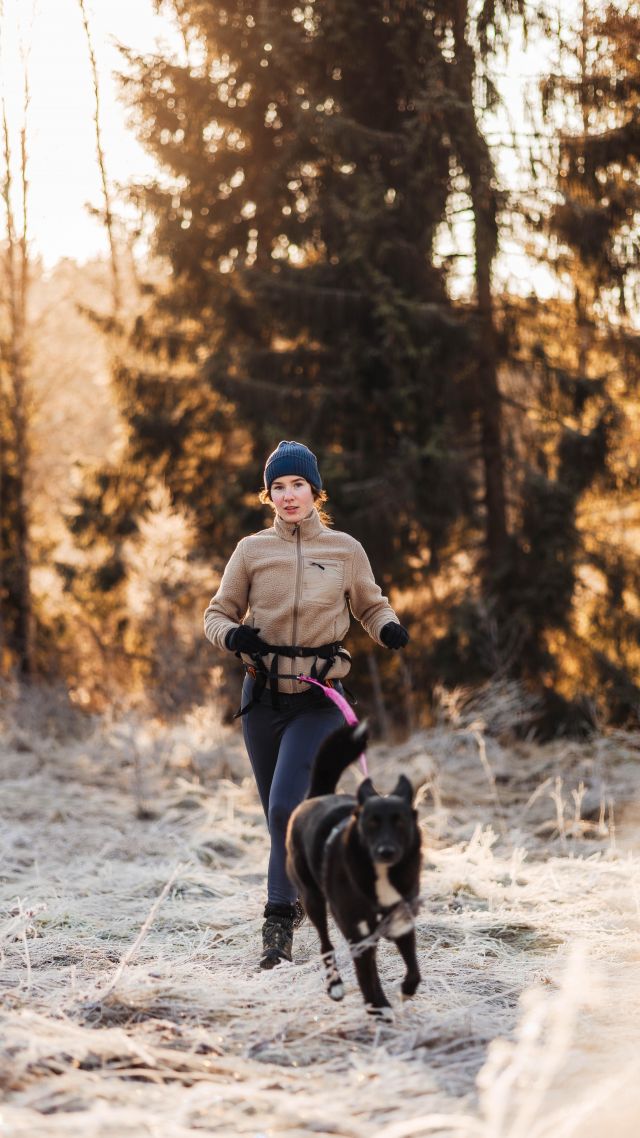 TIPS! Vårvintern är en fantastiskt tid för en löptur, den friska luften gör löpturen lättare! 

Det är dags att byta löpbandet mot naturen. Brukar du löpträna utomhus? 🏃🏼‍♀️🌲
 
 🔎 Frost tights & Charlotte jacket 
📷 @_celinehultin