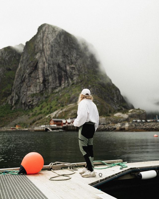 Idag bjuder vi på ett vykort från vackra och mäktiga Lofoten! ☀️🏔️ Har du besökt Lofoten? 

🔎 Flexi L Reco Trousers 
📷 @gustafkumlin