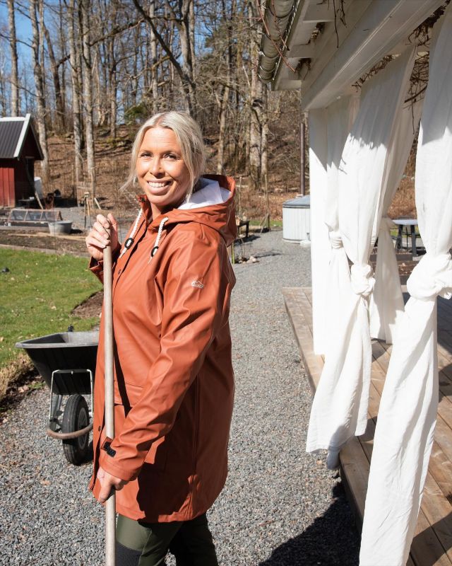 BALKONG eller TRÄDGÅRD? Hur bor du? 🌱🌺 

Solen och värmen är här vilket betyder odling i trädgård och på balkongen. Förhoppningsvis slipper vi även frostnätterna på ett tag! 👏🏻☀️ 

🔎 Mia jacket 
📷 @truelsen