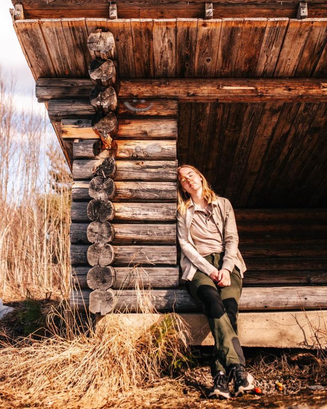Äntligen fredag! 🌲 Hur ser dina helgplaner ut? ☀️🌷

🔎 Lia Reco Shirt & Hunter L Pants
📷 @sofiawigen