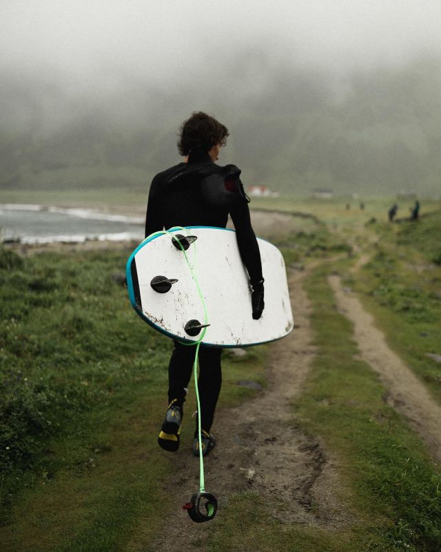 JA eller NEJ…Har du provat att surfa någon gång? 🏄‍♂️

Njut av livet, ta en våg i taget. Vi kan inte stoppa vågorna men vi kan lära oss att surfa 🌊 

🔎 Akka Jacket
📷 @gustafkumlin & @kerwander 

#tuxersweden #tuxer #lofoten