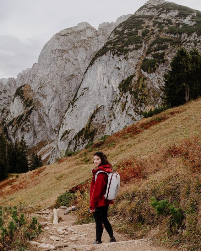 STAIRWAY TO HEAVEN DEL 2: INNAN RESAN 🏔
 
Fortsättning följer på Sanja och Calles äventyr och nu är vi nyfikna på hur dem förberedde sig och vilka tre viktiga saker man måste ha med sig! 🏔️💪
 
"Vi förberedde oss genom att klättra inomhus några gånger och ta ett par längre promenader. Hade vi vetat om vilken träningsvärk som väntade så hade vi nog förberett oss ännu mer, haha. Det vi la mest vikt vid var att få med oss rätt kläder och skor eftersom det blir avgörande när man väl är där. " - Sanja
 
- Om ni fick välja tre saker man måste ha med, vad får man inte glömma?
 
Tre saker skulle nog vara bra skor, en funktionell och varm jacka samt vatten! Ta alltid med mer vatten än du tänker att du kommer att behöva. Utöver det så ser vi alltid till att ta med proteinbars och köra lager på lager-metoden när det kommer till kläder eftersom vädret kan variera så mycket. 💦 - Sanja
 
Vad hade varit det viktigaste i din packning? 🎒
 
 
🔎 Charlotte jacket, Tessa jacket, Ohio cap, Neo pro Pant.
📷 @sanja.miljanic och @beautifultrailsoftwo 

#tuxersweden #tuxer #stairwaytoheaven #austria #gosau #donnerkogel #donnerkogelklettersteig