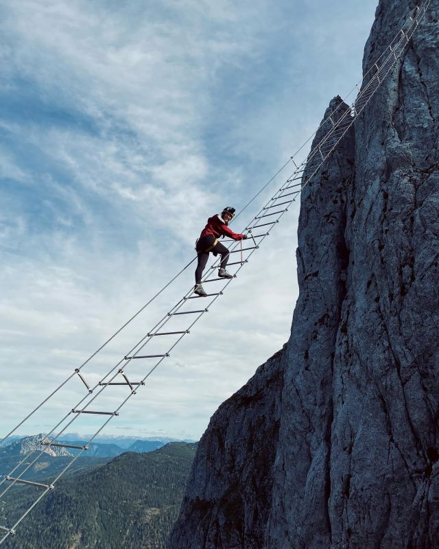 STAIRWAY TO HEAVEN DEL 3: DAGEN ÄR HÄR 🏔
 
Wow, vi är så imponerade över Sanja och Calles prestation och framförallt vilket mod det krävs att klättra på dessa höjder. Nu är vi så nyfikna vad dem själva tyckte var bäst med äventyret?
 
"Det bästa med vårt äventyr var att få stå på stegen som hänger mellan två bergstoppar efter tre timmar av klättring och blicka ut över landskapet. Man var så upprymd och överraskad över sin egna förmåga att klara av en så tuff led och slutligen få stå på toppen och andas in belöningen, få blicka ut över med den mest fantastiska vy som breder ut sig framför en!"
 
 
🔎 Charlotte jacket, Tessa jacket, Ohio cap, Neo pro Pant
📷 @sanja.miljanic och @beautifultrailsoftwo