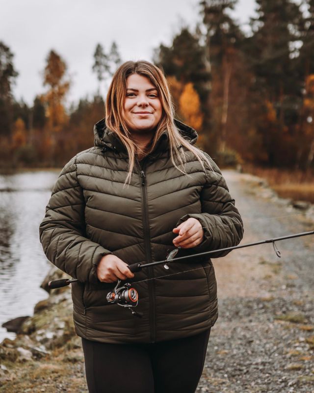 INTERVJU MED @jellieas 🐟🤩

Vi intervjuade @jellieas, en passionerad fiskare om hur allt började och värdefulla nybörjartips. Läs vidare för att få en inblick i en fiskares värld! 🎣✨
 
Fråga 1: Hur kom det sig att du började fiska?
 
”Jag spenderade redan mycket tid i naturen eftersom mina favoritmotiv finns där. Tidigare har fiske för mig gått hand i hand med sommar, bryggor och en simpel eka. När jag förstod hur stort sportfiske är i Sverige så öppnades nästan som en ny värld och ett nytt sätt att möta naturen. Efter första fisken var jag fast!” 🐟 
 
Fråga 2: Jag vill börja fiska, ge mig tre nybörjartips!
 
”Håll det enkelt och prova dig fram tills du hittar ditt fiske. Det finns oändligt med tekniker. Du kan alltid avancera dig senare. Gå med i sportfiskeforum eller kika igenom youtube. Det finns youtubeproduktioner i Sverige där profiler från olika märken och butiker deltar och ger jättebra tips för både nya och erfarna fiskare. 
 
- Se till att ta reda på hur du hanterar en fisk som du planerar att släppa tillbaka den. Återigen finns mycket att hitta på youtube eller fråga någon som du vet har koll på läget. ”
 
Fråga 3: Vart fiskar du helst i Sverige?

”Jag fiskar helst i insjöar, mina favoritsjöar idag ligger hemma i Småland. Men mitt hjärta slår alltid lite extra för Värmland, där jag är uppväxt. ”
 
Fråga 4: Drömmer du om en plats att fiska på i framtiden? (Sverige/världen)
 
”I framtiden drömmer jag om att upptäcka fler vatten i Norden, där hela resan är målet! ”

Tack @jellieas för en trevlig pratstund 🤩💚 

🔎 Ally jacket 
📷 @jellieas