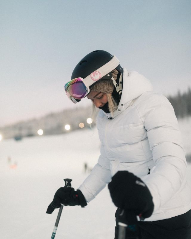 Wow, så mycket snö vårt vackra land bjuder på. Vi kan inget annat än att bli taggade på att åka slalom i helgen.🎿⛷️

Har du hunnit åka skidor iår? 🙌🏻❄️

🔎 Norah jacket & Charlotte jacket 
📷 @gustafkumlin